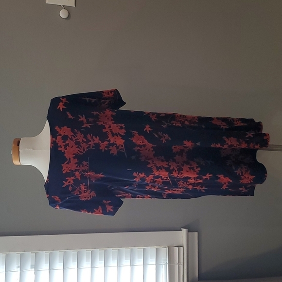 Vibrant Navy floral tunic (NWT) - Picture 2 of 4